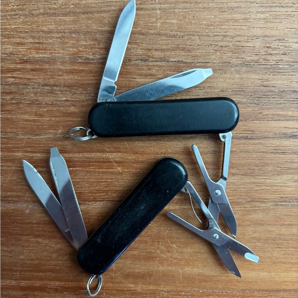 Chopard by Victorinox keychain sized pocket knife with file and scissors. - Picture 2 of 3